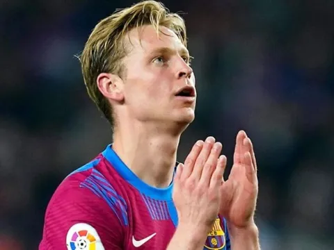 Frenkie De Jong bị ép rời Barca