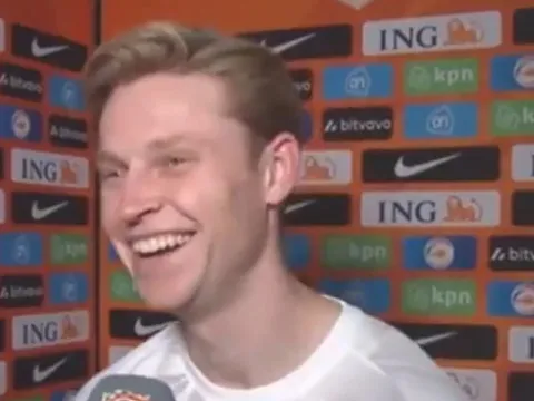 De Jong bật cười khi được hỏi về việc gia nhập Man United