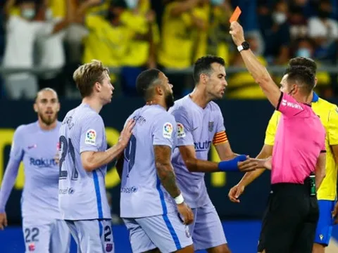 De Jong bị đuổi khỏi sân, Barca sa lầy vào khủng hoảng