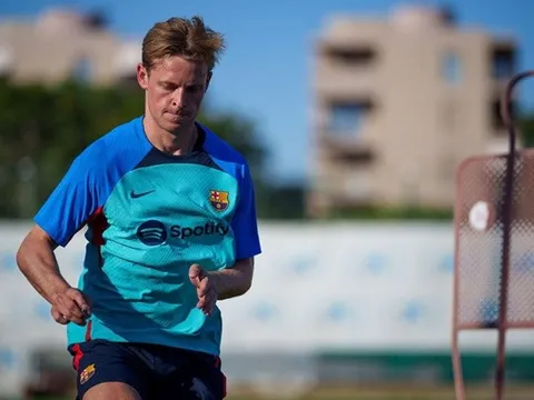 De Jong hội quân cùng Barca trước tương lai bất định