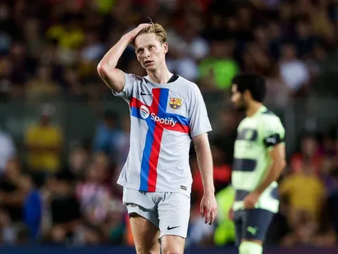 "De Jong không muốn đến Man United, nhưng cậu ấy thì có"