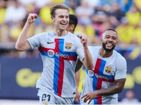 De Jong 'mở tài khoản', Barca lên đỉnh La Liga