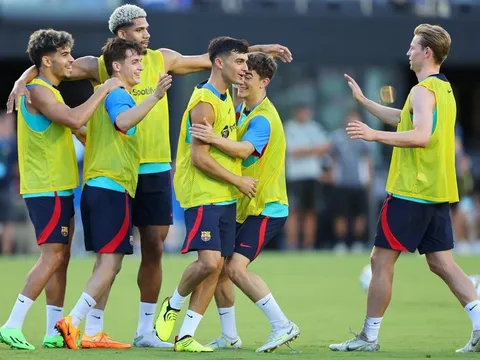 De Jong phản ứng không ngờ trong chuyến du đấu của Barcelona