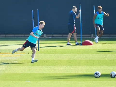 De Jong thích bình luận công kích Barca