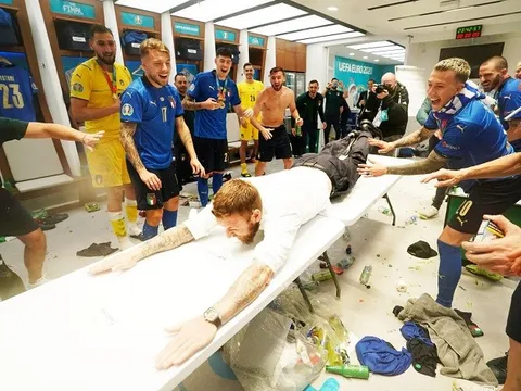 De Rossi ăn mừng máu lửa trong phòng thay đồ tuyển Ý
