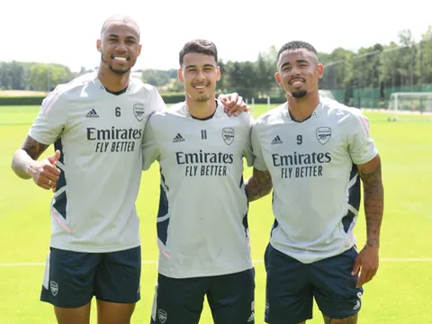 Đến sân tập, Jesus lập tức kết thân với "hội Nam Mỹ"