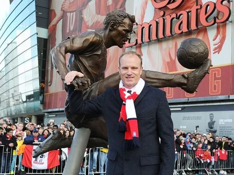 Dennis Bergkamp cập nhật về thương vụ 1,8 tỷ bảng của Arsenal
