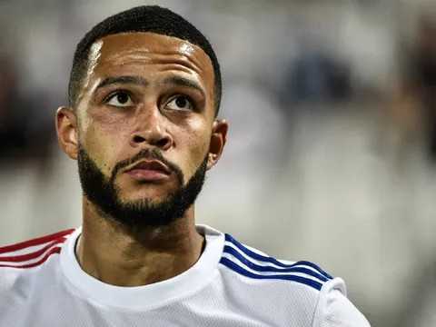Depay bất ngờ bị đẩy lên ghế dự bị ở Lyon