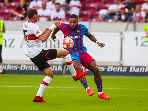 Depay gây sốt khi tái hiện siêu phẩm của Neymar