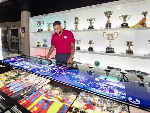 Depay thích thú tham quan phòng truyền thống ngập tràn danh hiệu của Barca