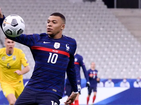 Micah Richards nói về mục tiêu Liverpool: 'Đi bóng như Thierry Henry'