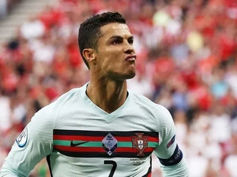 Đi vào lịch sử, Ronaldo nói luôn 1 lời