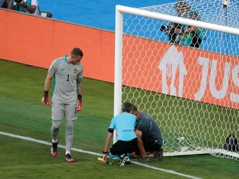 Điềm báo xuất hiện, trận Tây Ban Nha - Thụy Điển vỡ vụn vì 'chân gỗ'