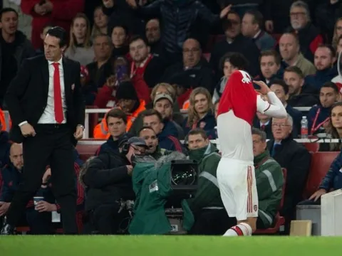 Điên rồ! Sao Arsenal công khai đòi "tống cổ" Emery và Xhaka