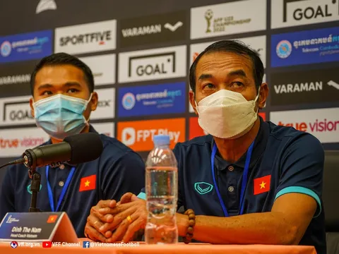 HLV Đinh Thế Nam: Mỗi sáng thức dậy, chỉ lo có cầu thủ mắc Covid-19