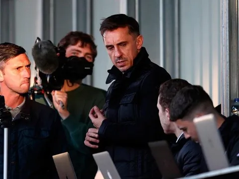 Có một Gary Neville tàn nhẫn ở Salford