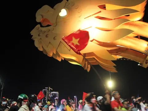 Đà Nẵng: Cầu Rồng kẹt cứng, người dân mở hội ăn mừng U23 Việt Nam vô địch