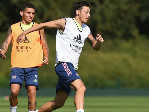 "Đó là sự ngu ngốc đến từ Mesut Ozil và cả Arsenal"