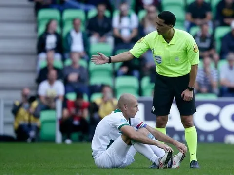 'Đôi chân pha lê' lại dính chấn thương sau 30 phút mở màn mùa giải