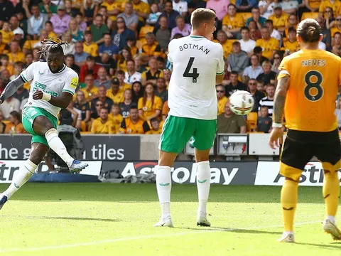 Thầy trò Gerrard thua đội bét bảng; Newcastle đẩy M.U xuống thứ 8