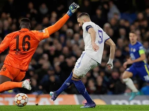 Đối diện Benzema, các thủ môn bị át vía khó hiểu