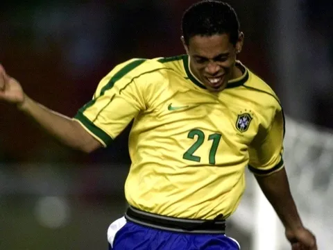 Đội hình khiến mọi đối thủ khiếp sợ của Brazil ngày Ronaldinho ra mắt