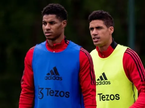 Đội hình Man Utd đấu Liverpool: Varane xung trận; Fernandes ngồi ngoài