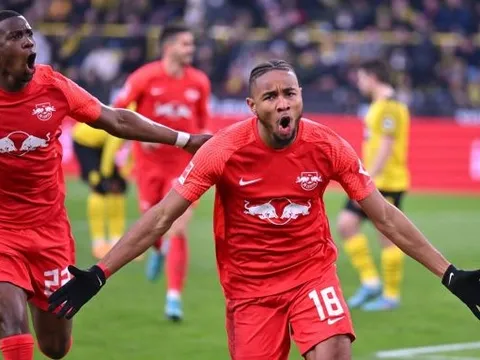 Đội hình tiêu biểu vòng 28 Bundesliga: Khát khao của Rangnick, chiến binh Nhật Bản