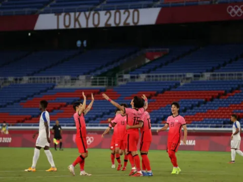 Dội mưa bàn thắng, Hàn Quốc thẳng tiến vào tứ kết