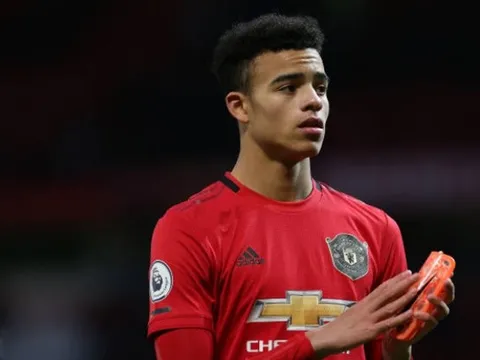 Vừa hết trận, Martial lập tức tiến đến làm 1 điều với Greenwood
