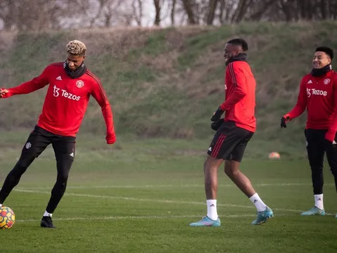 Đồng đội cười lớn khi Rashford biểu diễn kỹ thuật