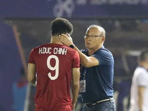 Đồng đội "hết hồn" vì khả năng gánh đội của Tiến Linh