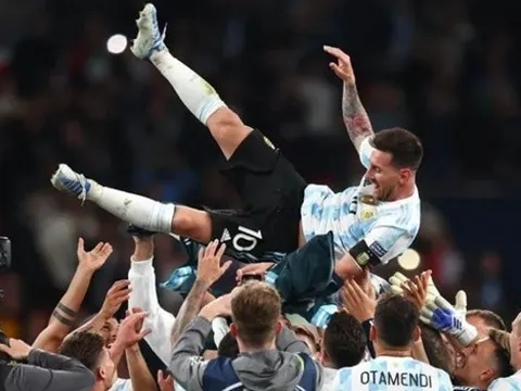 Đồng đội ném Messi lên không trung