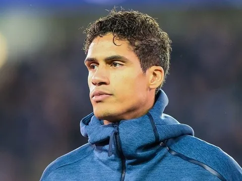 Động thái bất ngờ của Varane khi về lại Real