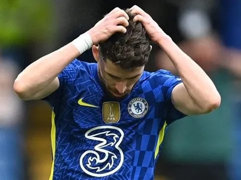 Động thái của Jorginho sau khi suýt hóa tội đồ