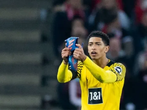 Dortmund hụt hơi bị Bayern bỏ xa, Bellingham bị giẫm rách giày