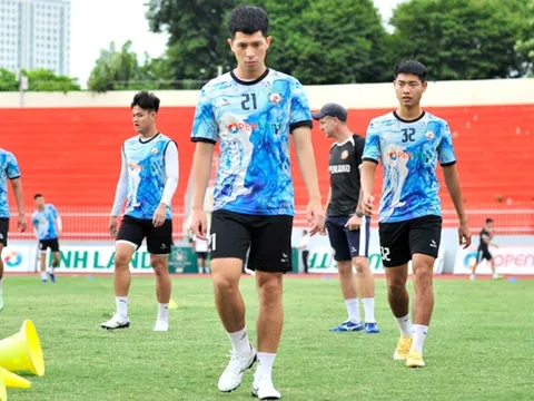Đình Trọng tái phát chấn thương đầu gối
