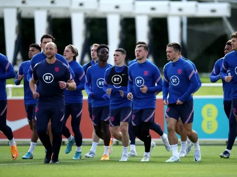 ĐT Anh chào đón 2 tân binh, Maguire lầm lũi tập luyện