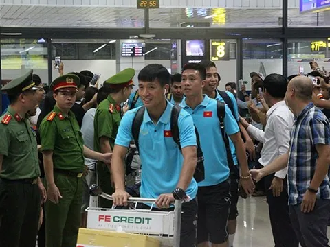 ĐT Việt Nam chính thức về nước trong vòng tay người hâm mộ