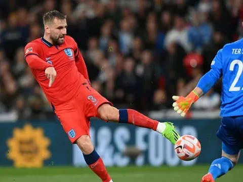 Cú lừa Luke Shaw xuất hiện