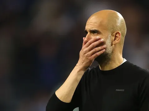 Đua vô địch căng thẳng, Man City bất ngờ toang hàng thủ