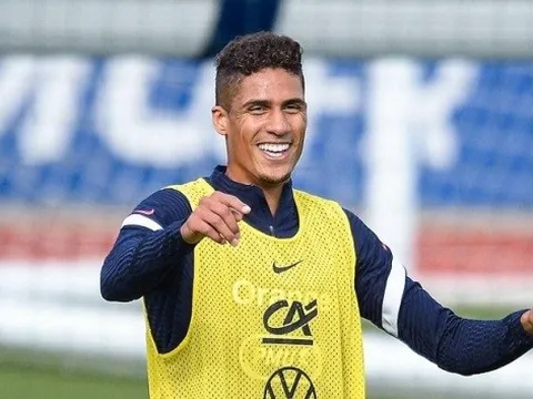 Duncan Castles hé lộ Man Utd đang theo đuổi một trung vệ khác sau Varane