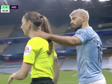“Đụng chạm” nữ trọng tài, sao Man City hứng chịu chỉ trích