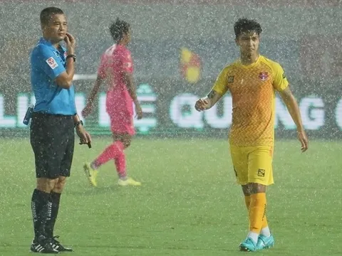 Dừng lăn bóng nửa tiếng vì bão, Hải Phòng vẫn hạ đẹp Sài Gòn FC