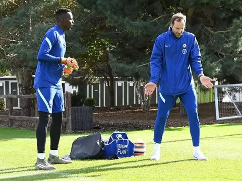 Được Cech dìu dắt, Mendy bay như chim trong buổi tập đầu