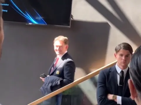 Được nhắc về De Jong, sếp lớn Man Utd phản ứng gây chú ý