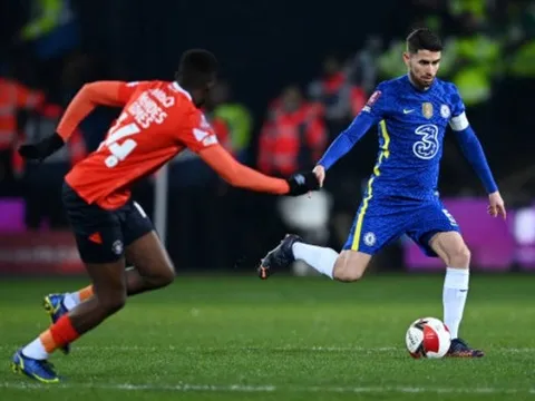 Đường chuyền như bán độ của Jorginho