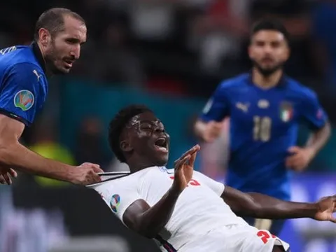 'Đường phố. Phá luật. Chơi bẩn. Cứ gọi Chiellini tùy ý'