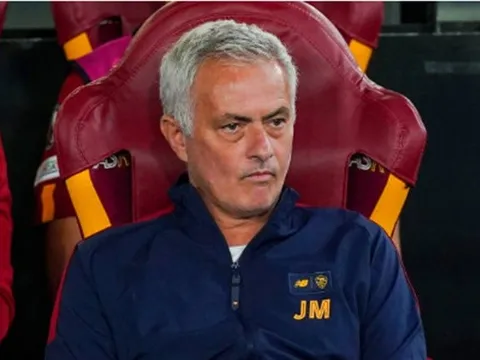 Dybala lập công, Mourinho vẫn thất thểu rời sân