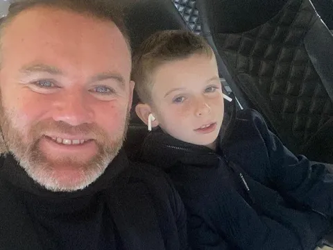 Wayne Rooney và con trai bay đến Ba Lan cổ vũ M.U